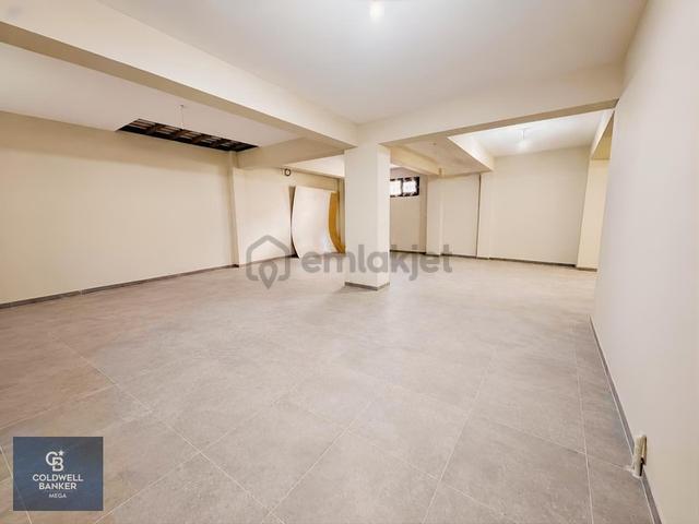 Esenyurt Meydanda 300 M² Depolu Kiralık İş Yeri 1