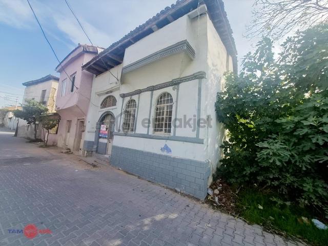 İzmir Kınıkta Tarihi Dokusuyla Öne Çıkan Bahçeli Müstakil Ev 1