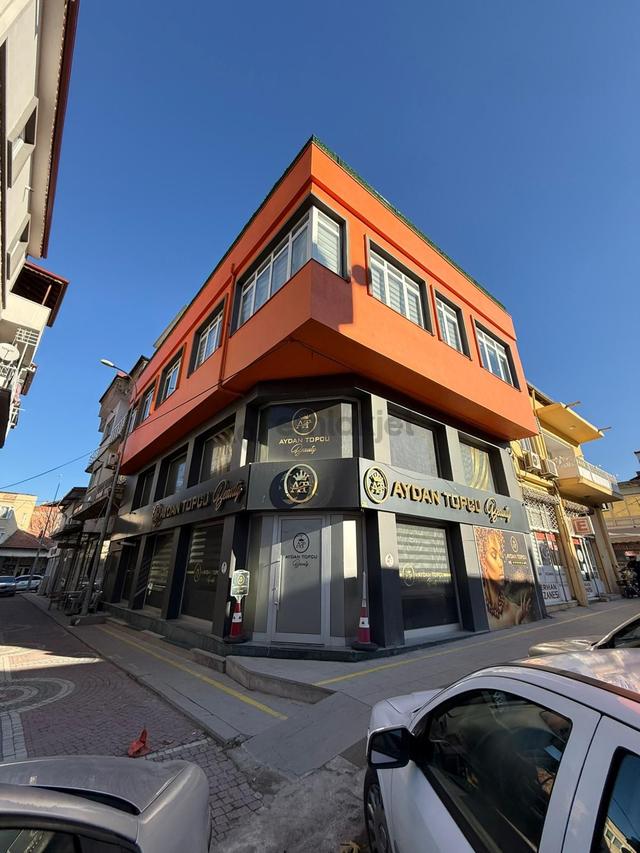 Çarşı Merkezin Tam Kalbinde Satılık Köşe Dükkân! 1