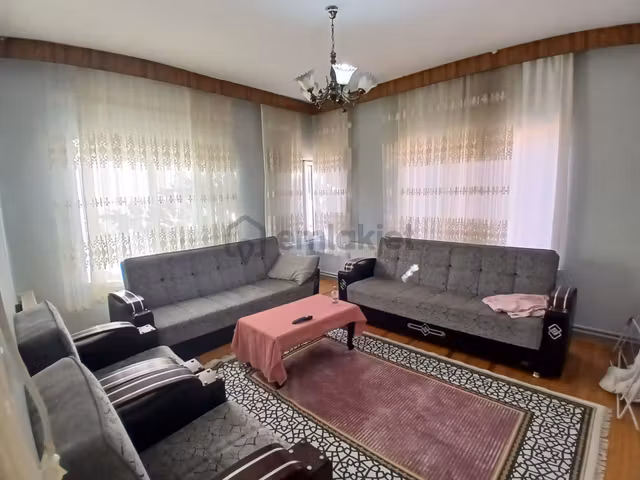 Akçay Emlak'tan Akşehir Çarşı Merkezde Eşyalı Kiralık 3+1 Daire 1