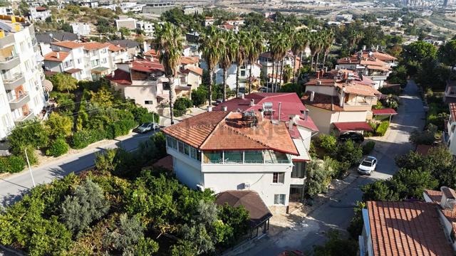 Toroslar Buluklu Esenkent Villa Sitesinde Köşe 6+1 Triplex Villa 1
