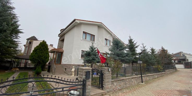 Gölbaşı Bahçelievler Şafak Sitesinde 5+2 Satılık Villa