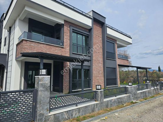 Eu Gayrimenkulden Balıkesir Edremit Güre'de Yeşilliklerin İçerisinde Çift Mutfaklı 5+1 Villa