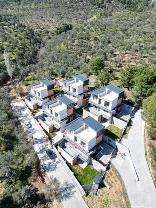 Eu Gayrimenkulden Balıkesir Edremit Güre'de Yeşilliğin Tamda İçinden Saunalı Havuzlu 4+1 Villa