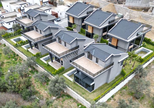 Eu Gayrimenkulden Balıkesir Edremit Güre'de Girişinde Odası Bulunan Mega Lüx 4+1 Teraslı Villa