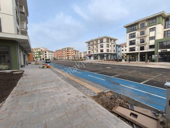 Alışveriş Merkezinde Okul Karşısı Geniş Cadde Köşe 84m2