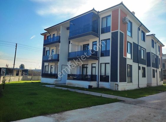 Nur Emlaktan Arifiye Neviye M.h 3 Katlı Binanın 2 Çi Kat3+1 Oda