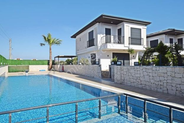 Didimde Havuzlu Sitede Müstakil Villalar