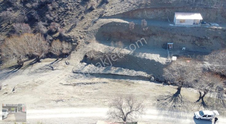 Teberik De Köy Yakını Yol Kenarı 1.800 Metre Hisseli Tapı