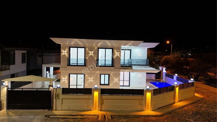 Didim Efelerde Köşe Konumda 4+1 Lüks Villa