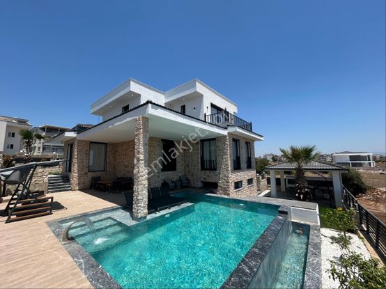 Didimde Kapalı Yüzme Havuzlu Lüks Villa
