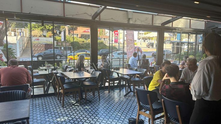 Kızıltoprak Thy Karşısında Köşe Ön Kullanımlı Dükkan