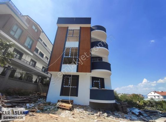 Başiskele Yeşilyurt'ta Satılık 2+1 Arakat Daire