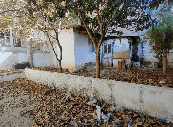 Acil ! İzmir Konak'ta Satılık 3+1 Tek Katlı Bahçeli Ev