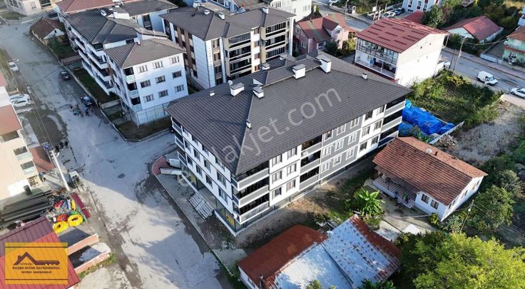 Ruşen Aydın Gyd'dan Kaynaşlı Merkezde Satılık İşyeri Ve Deposu