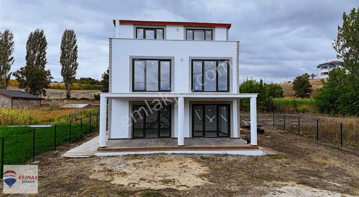 Pınarhisar Ataköy' De Satılık 518 M2 Arsa Ve Müstakil Dubleks