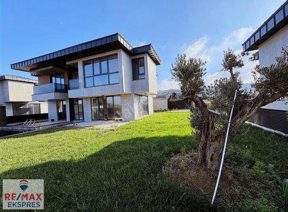 Silivri Ortaköy'de Havuzlu İki Katlı Müstakil 4+1 Lüks Villa
