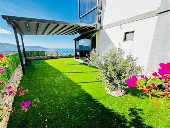 Akbük’te Köşe Bahçe Katı 2+1 – Havuz & Deniz Manzaralı – Eşyalı Satılık