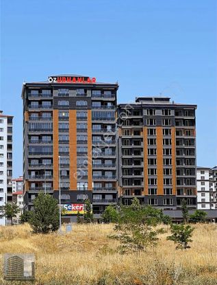 Öz Urhanlar Emlaktan Kılavuz Emre Kitabevi Yanı Satılık 5+1daire