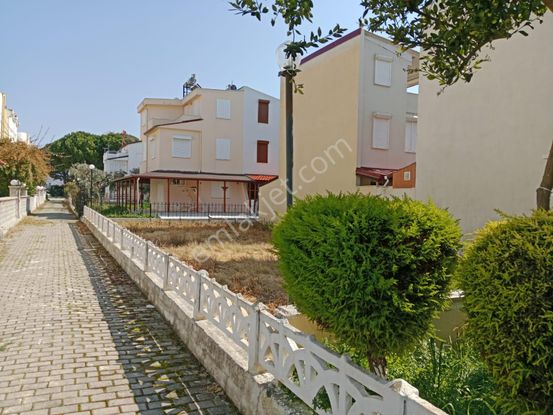 Kuşadası'nda Denize 350 Metre Site İçinde İmarlı Satılık Arsa