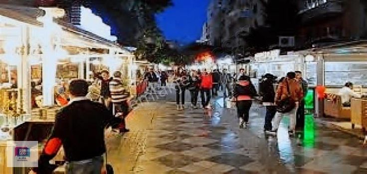 İzmir Küçükpark'ta Yenilenmiş Farklı Konseptlere Uygun Kafe