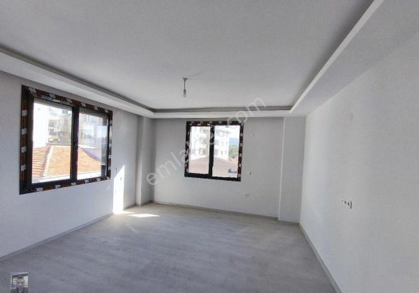 Ayvalik Altinova Merkezde Asansörlü Yeni Binada 3+1 Daire