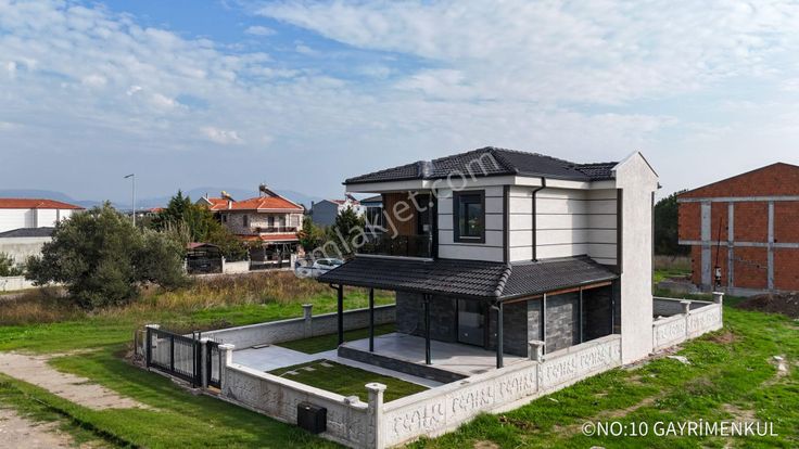 No:10 Gayrimenkul’den – Altınova’da Denize 150 Metre Tam Müstakil, Geniş Peyzajlı “fırsat” Villa