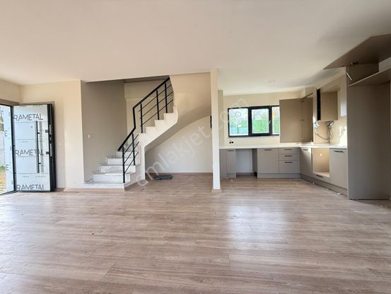 Tezcan Gayrimenkul'den İzmit/zeytinburnu'nda Doğanın İçerisinde Satılık Villa.