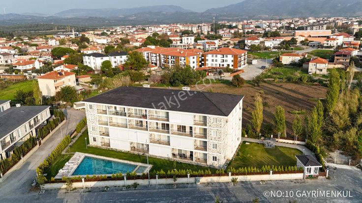 No:10 Gayrimenkul’den – Prestijli Sitede Havuz Cepheli Güvenlikli Geniş Ve Ferah 2+1 Daire