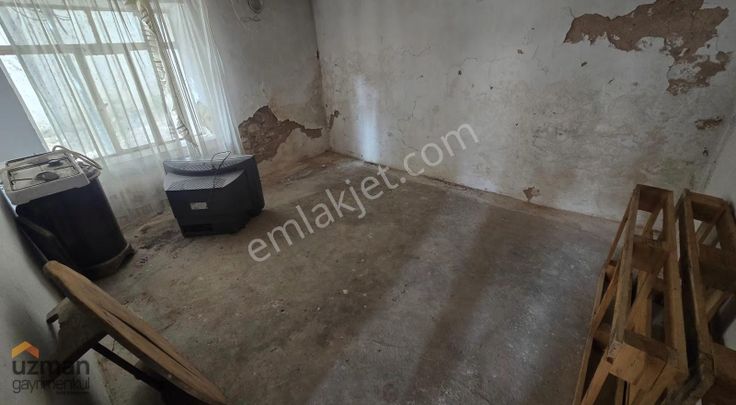 Yerkesik'te İçerisinde 3 Adet Yapı Kayıtlı Ev 1 Dükkan Ve Arsası