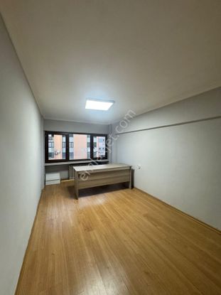 Uluyol İşhanı İçerisin'de 1+1 Kiralık Ofis