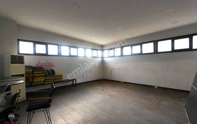 Bayraklı Folkart Karşısı Teraslı Ofis Katı