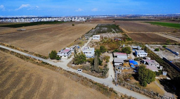 İncirlik Kemalpaşa Mahallesinde Satılık 8.200 M Tarla Ve 2 Ev