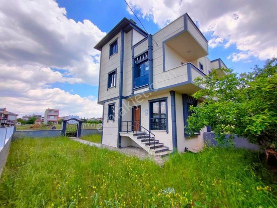 Kartallar'dan Büyük Bahçeli E5e Yakın Deniz Manzaralı Villa.