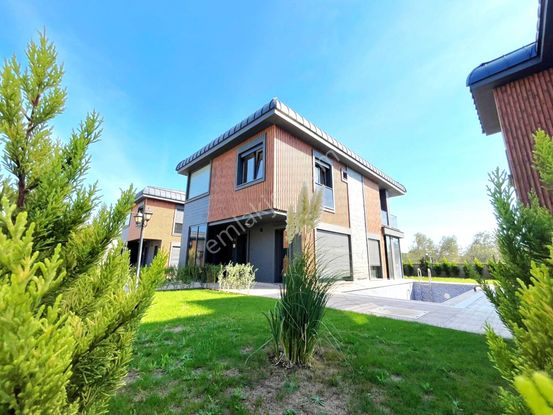 Aygül'den Güre'de Tam Bağımsız Havuzlu Yerden Isıtmalı Giyinme Odalı Şömineli Lüks 3+1 Satılık Villa