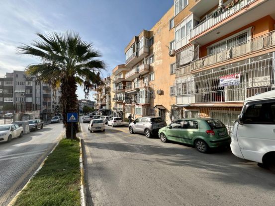 Kuşadası Merkezde, Sahile 200 Mt Mesafede, Cadde Üzeri 2+1 Daire