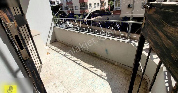 Hürriyet Mah.de Dükkan Üstü 1 Kat 3+1 Yapılı Daire