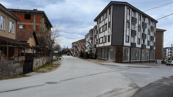 31 Şeker Emlaktan Toplam 360m2 Lik Satılık Köşe Dükkan