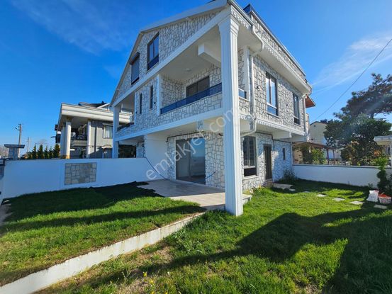 Deniz'den 4+1 Denize Sıfır, Köşe Parsel , Müstakil Havuzlu Lüks Villa
