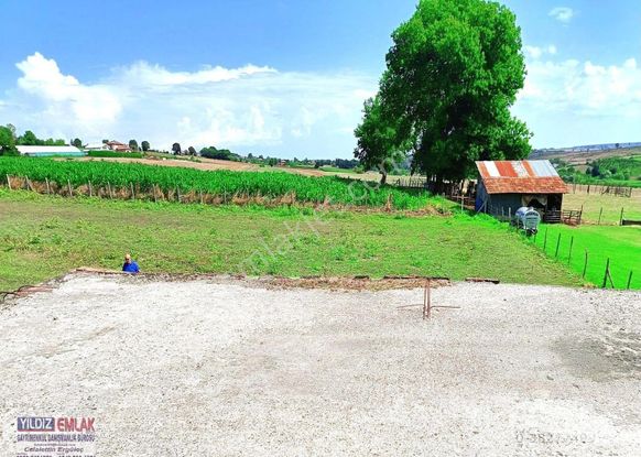 Lengerli Köy'de Köy İçinde 1000 M2 (1 Dönüm) İçinde Beton Yapısı Olan Yol Kenarı Yerimiz Satılıktır