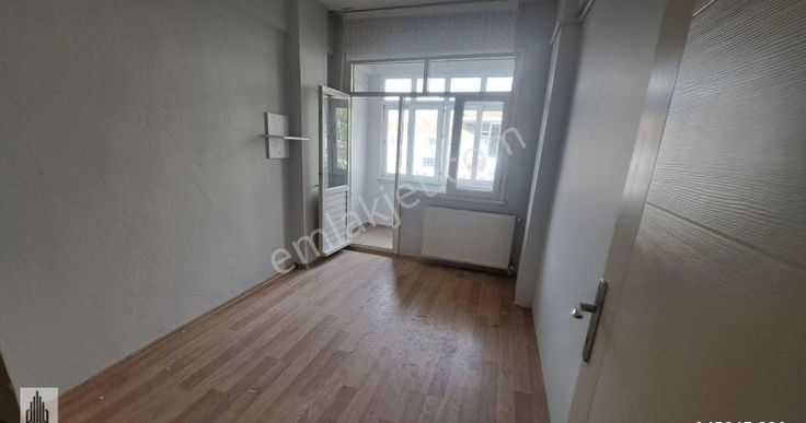 Doğandan Fatih Samatya Hastane Yakını 2+1 Balkonlu Boyalı Daire