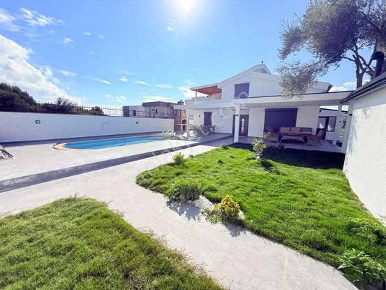 Didim . Yeşiltepe Ful Eşyalı Havuzlu Sıfır Gibi Yapılmış Villa Satıyoruz