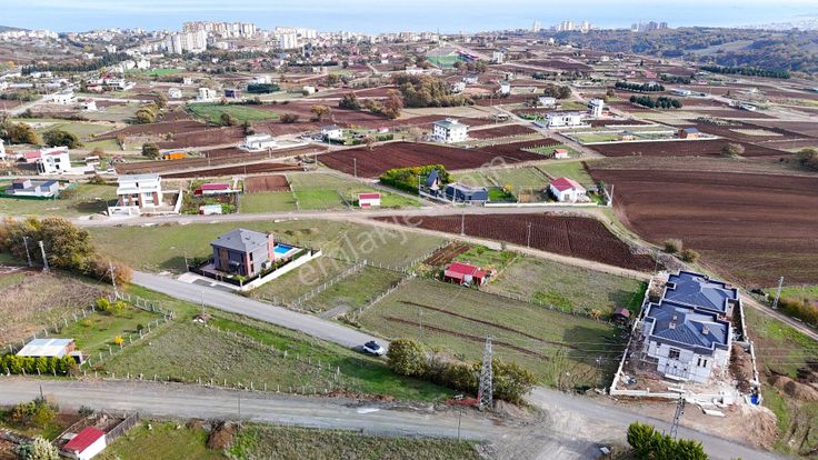 Oyumcada Deniz Manzaralı 3 Kat 20m.yola Cephe Arsa