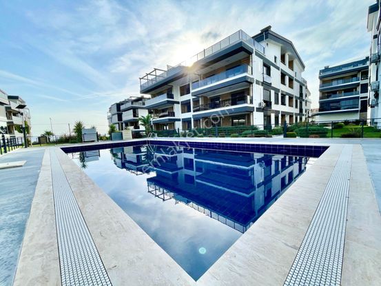 Berkay Demirel'den Altınolukta Denize Sıfır Site İçerisinde 2+1