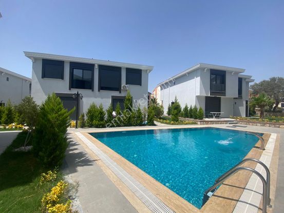 Hisar Mahallesi'nde Havuzlu Site İçinde 3+1 Sıfır Dubleks Villa