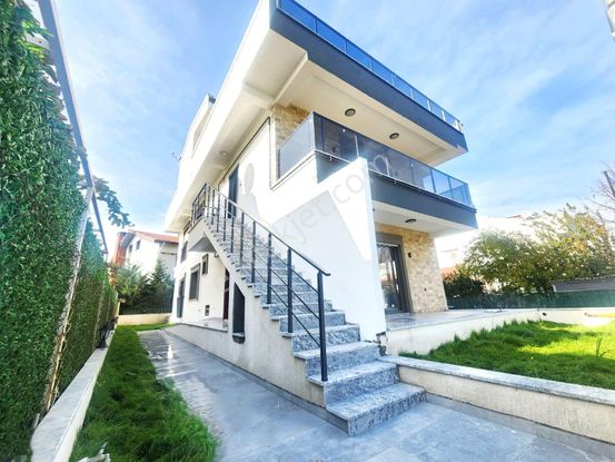 Burhaniye Ören'de Aygülden Sıfır Mustakil Tadında Bahçe Kullanımlı Yerden Isınmalı 1+1 Satılık Daire