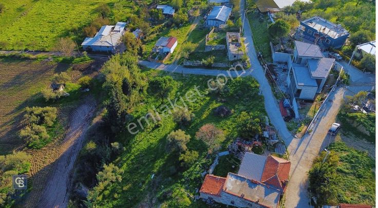 Foça Yeniköy'de Köy Merkezine Yakın Satılık Tarla