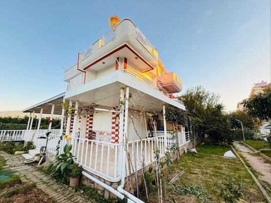 Kuşadası Davutlar Sahilinde Geniş Bahçeli 3+1 Satılık Villa