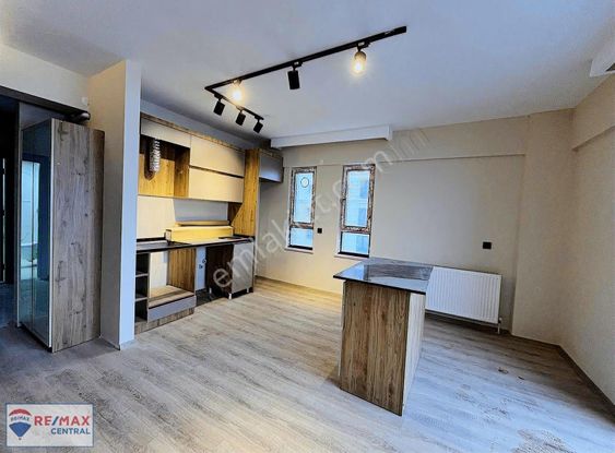 Remax Centralden Lokman Hekim Caddesinde Fırsat 1+1