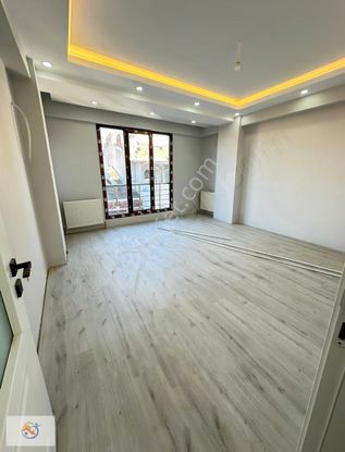 Çırpıcıda Ana Cadde'ye Paralel Satılık Sıfır 3+1 Daire Ara Katta